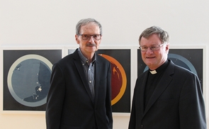 Herbert Friedl und Bischof Manfred Scheuer vor dem „Triptychon zum Sonnengesang von Franz von Assisi“